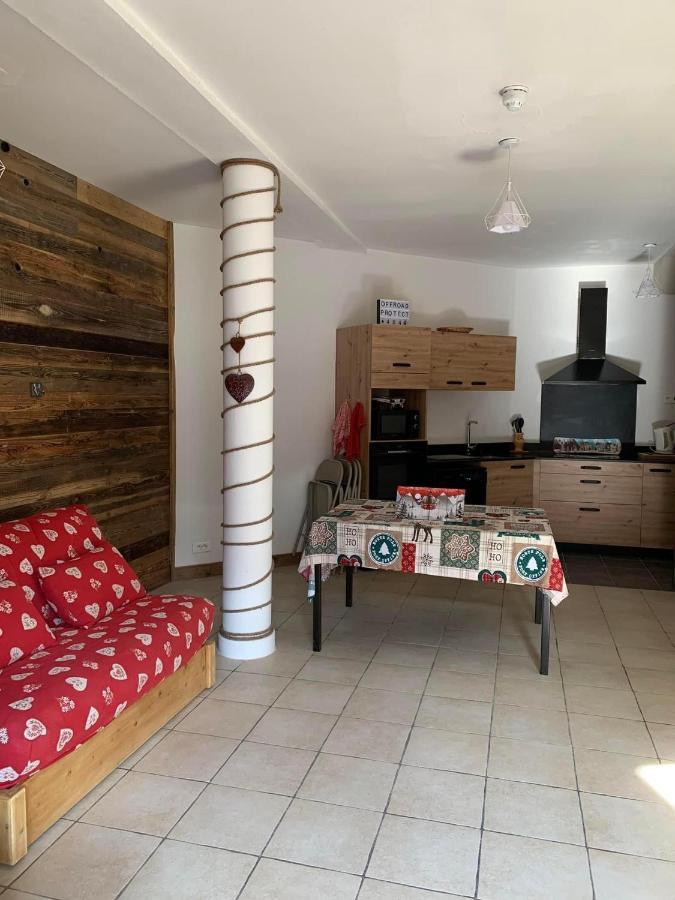 Appartement avec extérieur La Giettaz domaine skiable Megeve Combloux La Giettaz navette gratuite et télésiège à 2km Exterior foto